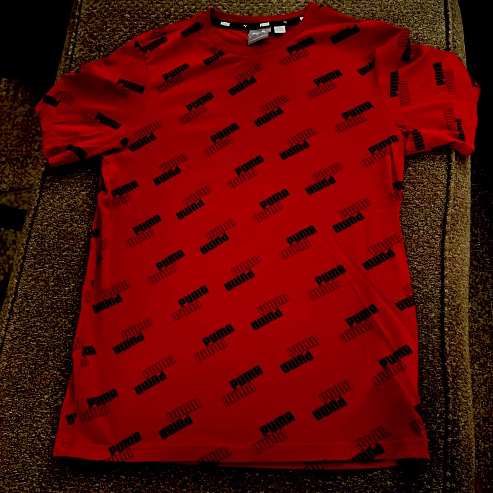No tag son pulled it off but never worn or washed and it’s a deep red!